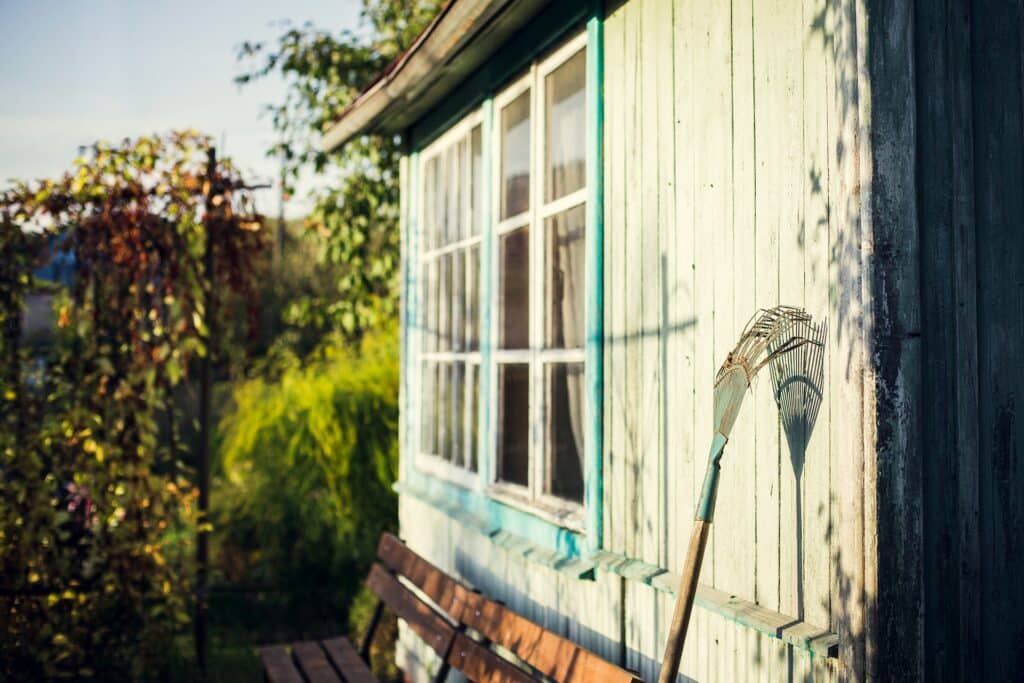 Faut-il lasurer l&rsquo;intérieur d&rsquo;un abri de jardin ?